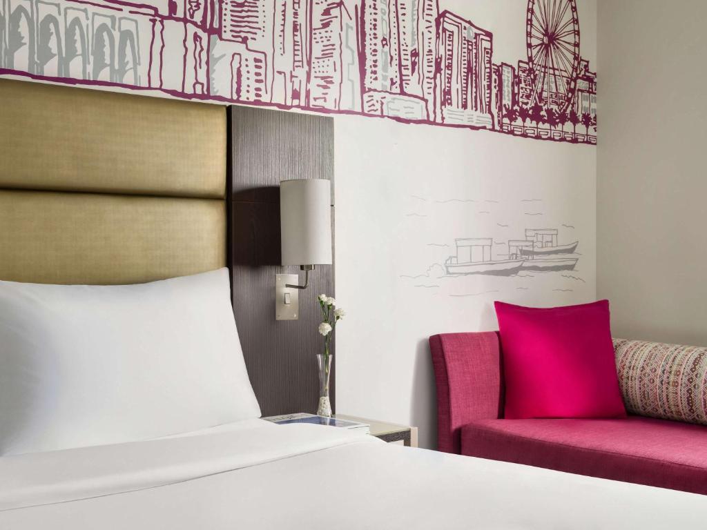 Postel nebo postele na pokoji v ubytování ibis Styles Sharjah