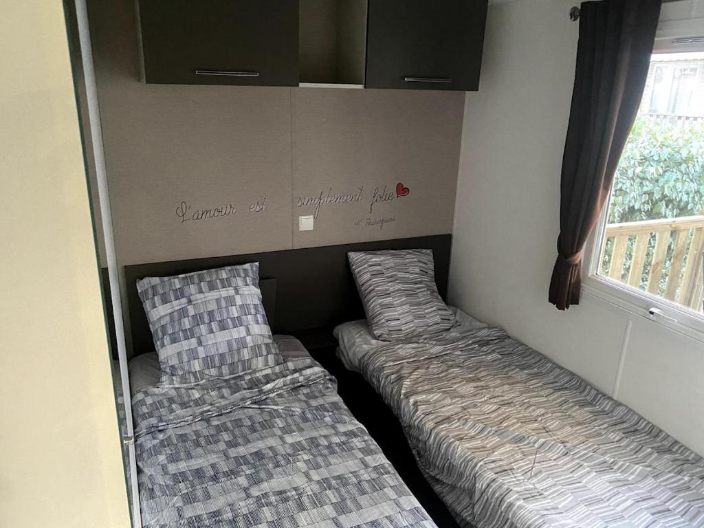 Postel nebo postele na pokoji v ubytování Mobilhome élégance