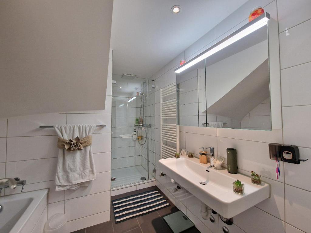 The Artistic Corner by the Rhine Wakable to Major Basel Events like Art Basel ESC and More - Resim 8