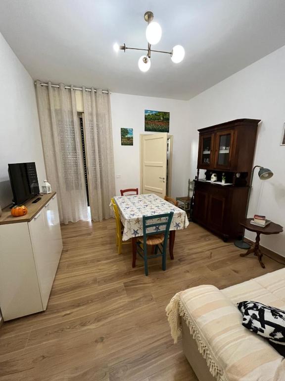 a living room with a table and a kitchen at Gallipoli Dragonfly Inn - Appartamento in Gallipoli