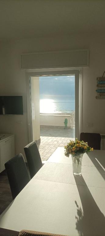Postel nebo postele na pokoji v ubytování the suite on the beach