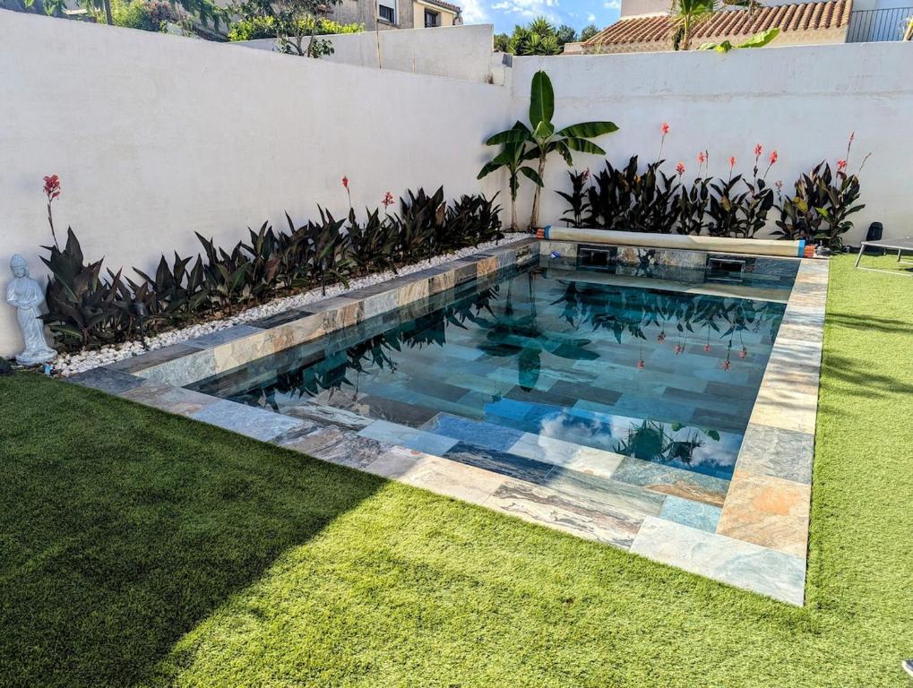 Hồ bơi trong/gần Maison de vacances avec piscine, calme et confort