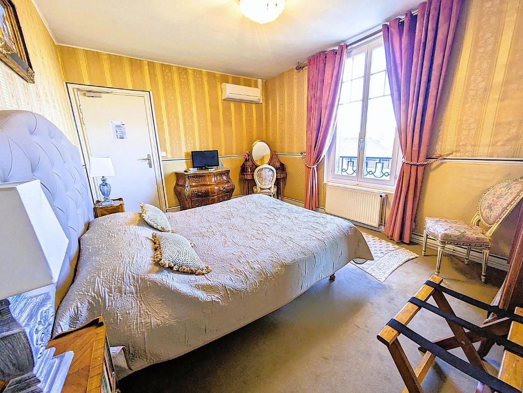 TV a/nebo společenská místnost v ubytování Chateau de Quesmy