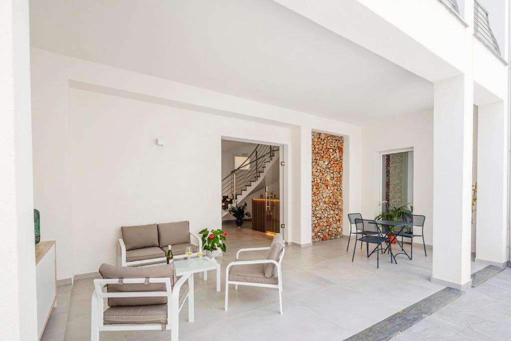 a living room with a couch and a table at Case Vacanza Loria in Castelluzzo