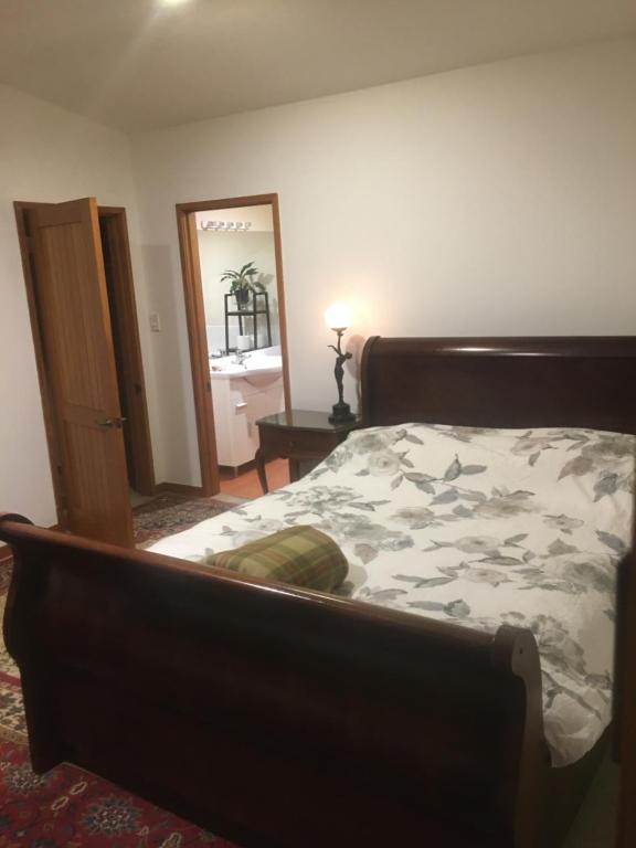 Postel nebo postele na pokoji v ubytování Bedroom with ensuite