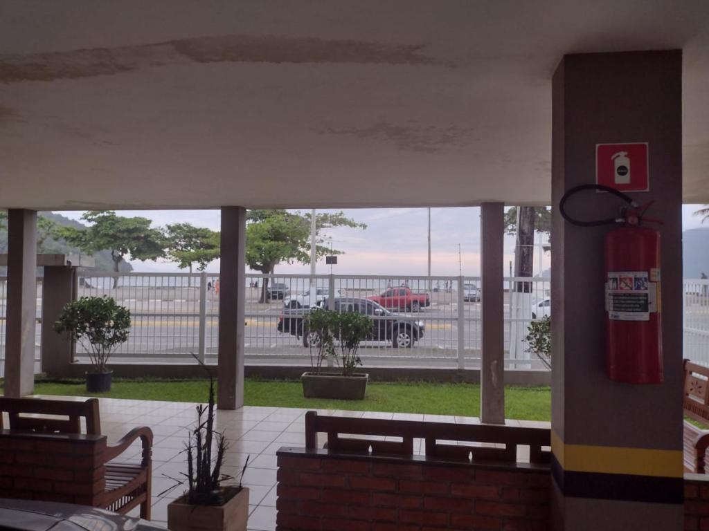 a room with benches and a view of a parking lot at O coração de Ubatuba in Ubatuba