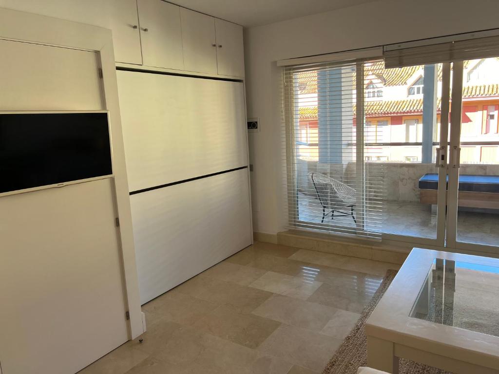 Telewizja i/lub zestaw kina domowego w obiekcie Apartamento Puerto Sotogrande Marina