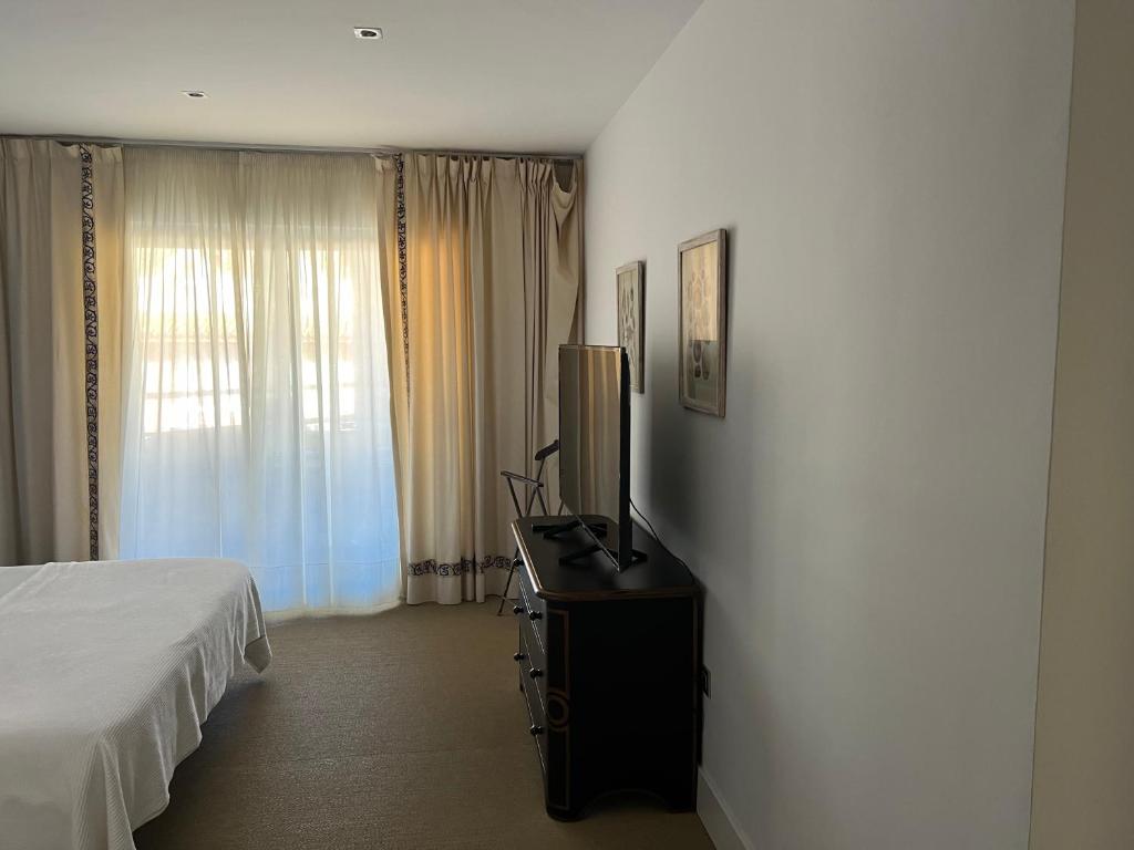Telewizja i/lub zestaw kina domowego w obiekcie Apartamento Puerto Sotogrande Marina