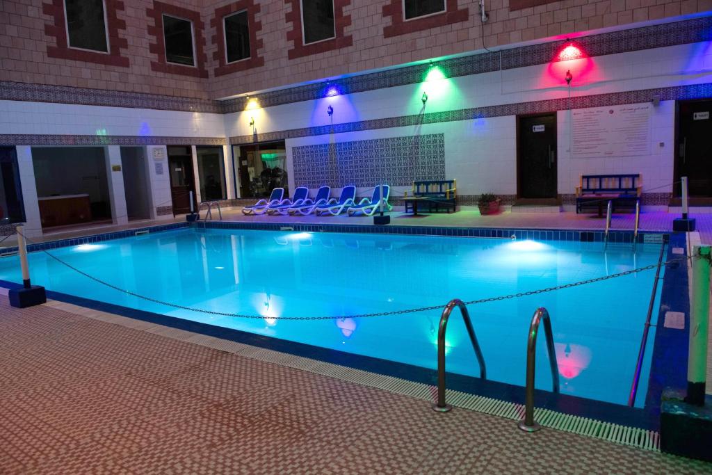 Bazén v ubytování Ramee Guestline Hotel nebo v jeho okolí