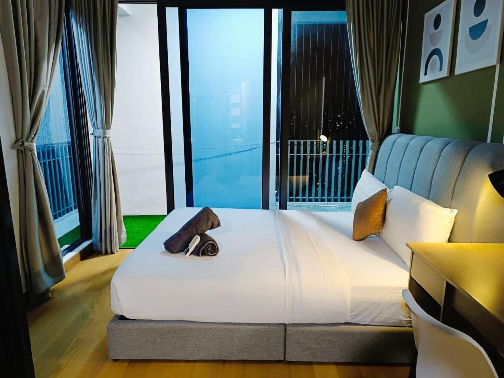 Postel nebo postele na pokoji v ubytování LUXE KLCC by Infinitum