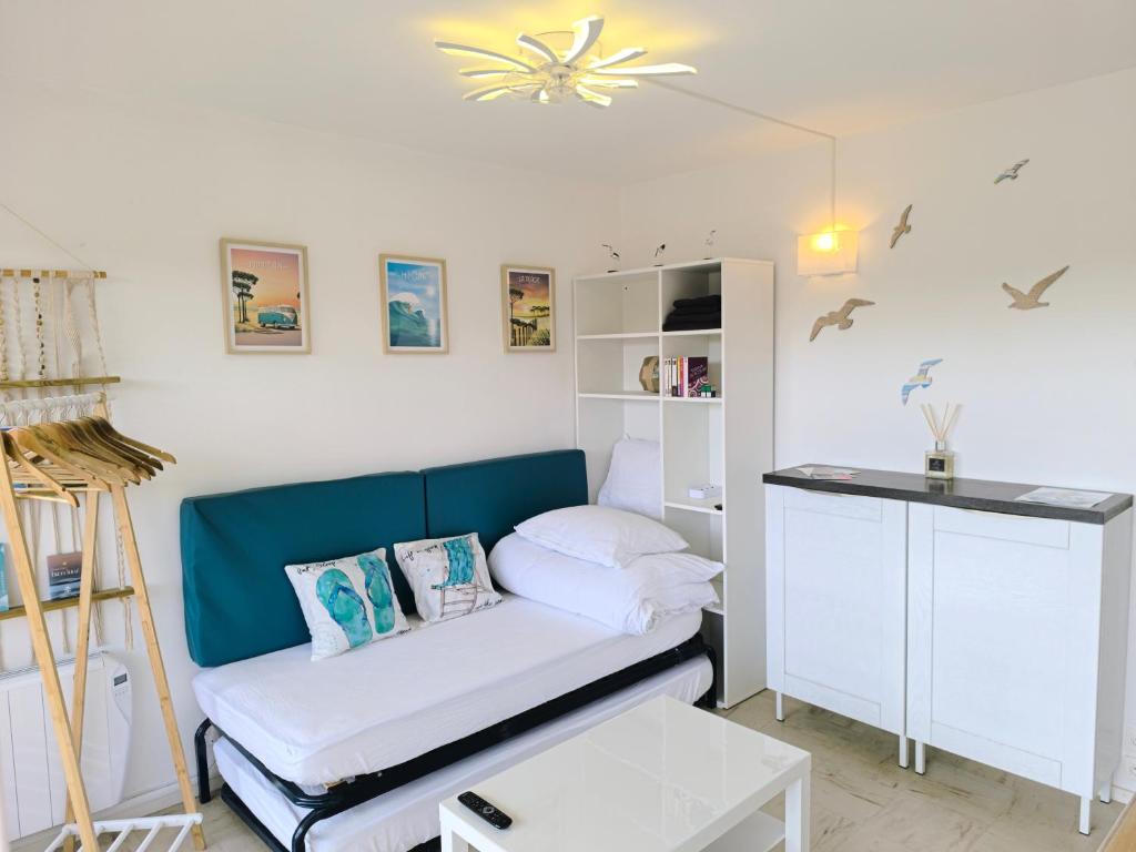 a small room with a bed and a desk at Studio les mouettes in Mimizan-Plage