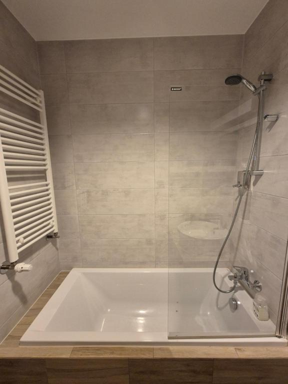 Kúpeľňa v ubytovaní APARTAMENT WŚRÓD 1000cy ŚWIATEŁ - z parkingiem w hali garażowej- duży balkon z leżakami - piekny widok nocą na panoramę Tysiaclecia