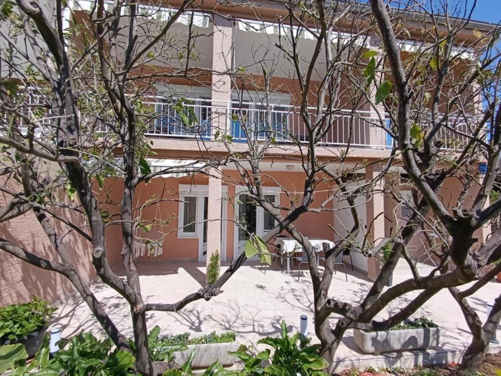 a building with a balcony on top of it at Apartman Ladini Lana in Starigrad-Paklenica