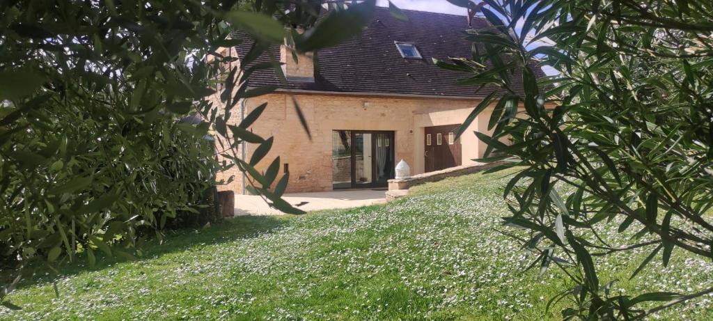 - une vue extérieure sur une maison avec une cour dans l'établissement Magnolia Dou-Vi, à Sarlat-la-Canéda