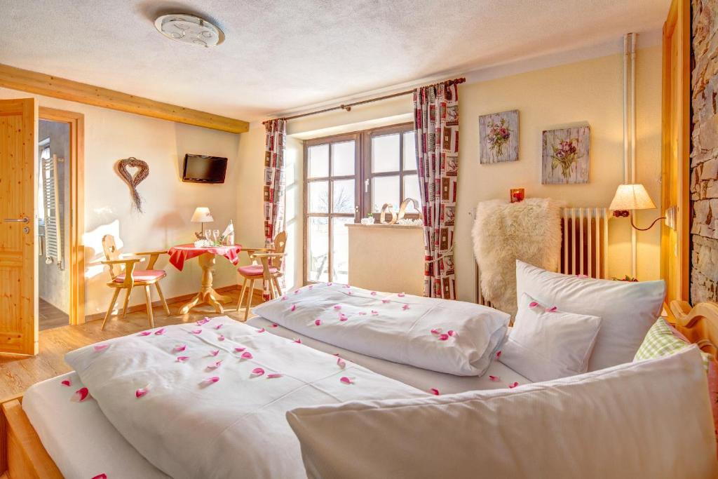 Een bed of bedden in een kamer bij Seehotel Hartung & Ferienappartements