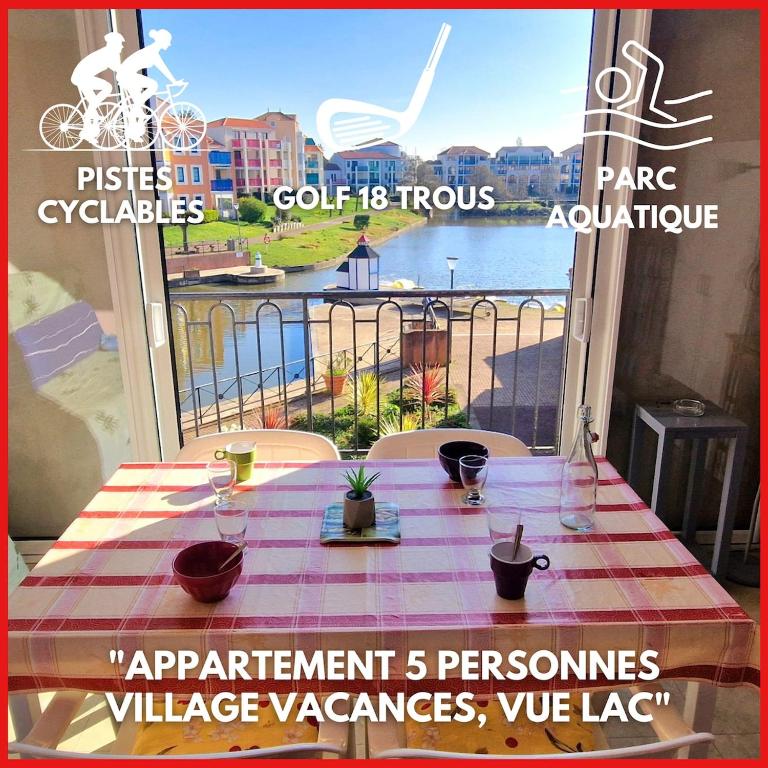 une table avec vue sur l'eau et une table avec nappe dans l'établissement 