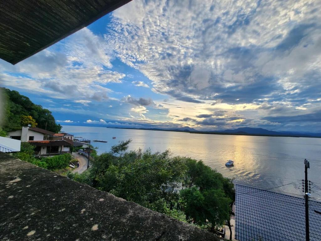 a view of a body of water with a cloudy sky at Hospede-se com conforto e vista privilegiada in Guaraqueçaba