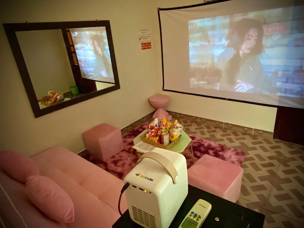 TV a/nebo společenská místnost v ubytování DK House Homestay