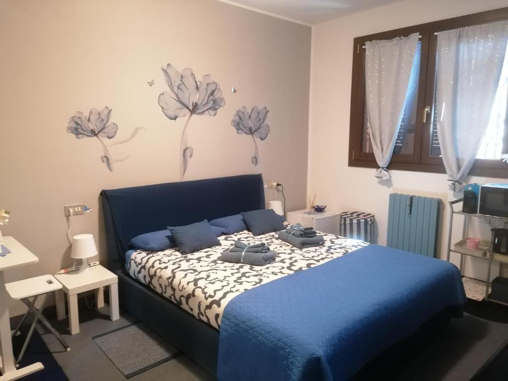 A bed or beds in a room at La Casa Blu- Forum di Assago, Ospedale Humanitas, Milanofiori, IEO