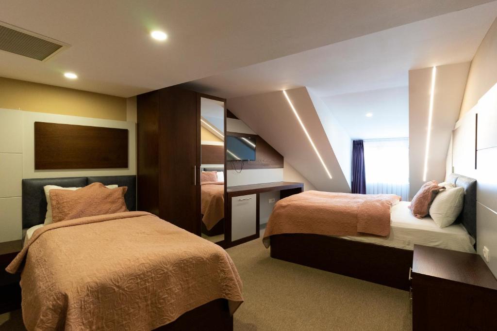 Postel nebo postele na pokoji v ubytování Hotel Prizreni