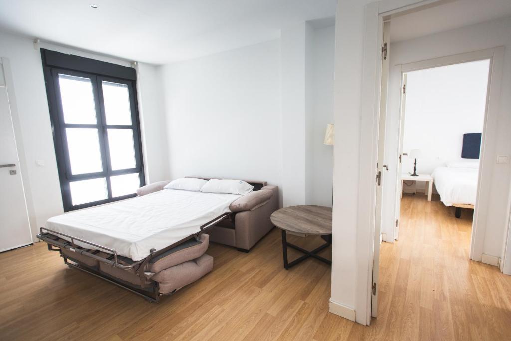 A bed or beds in a room at Apartamentos Centro Cordoba by MiRa