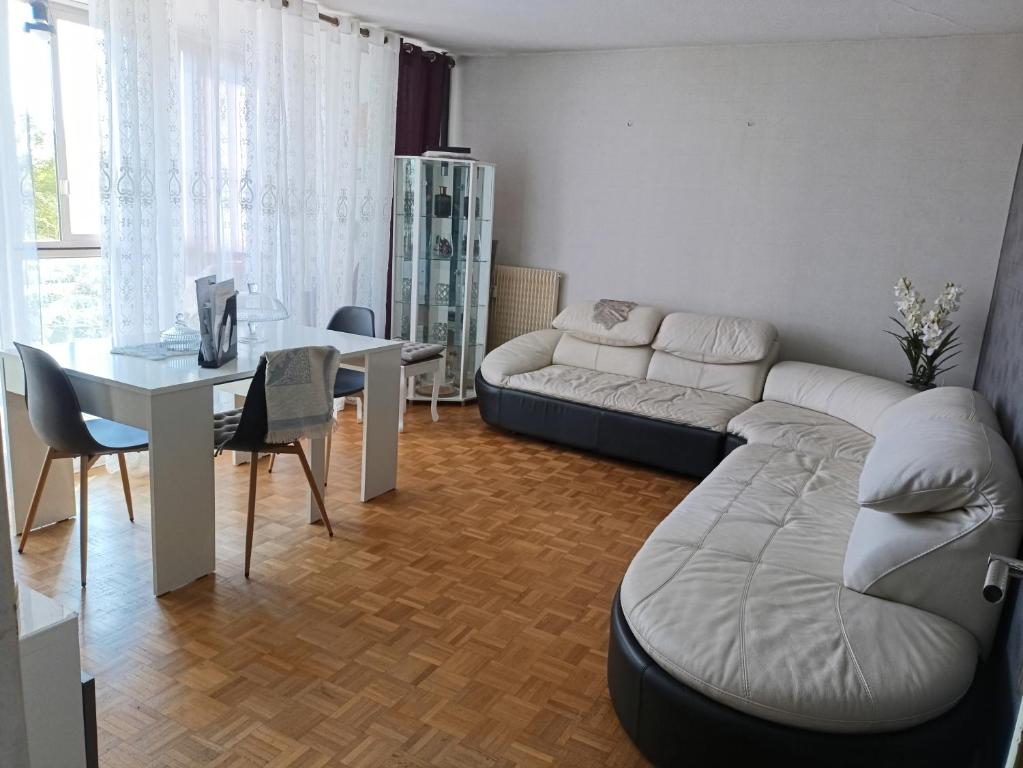 un salon avec un canapé et une table dans l'établissement Stockholm, à Rennes