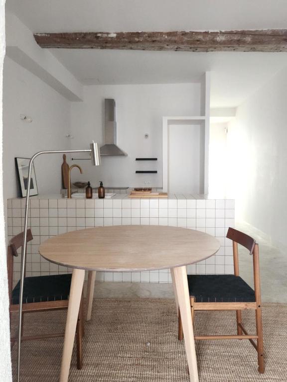 a kitchen with a wooden table and two chairs at Apartamento de diseño 2 habitaciones in Móra la Nova