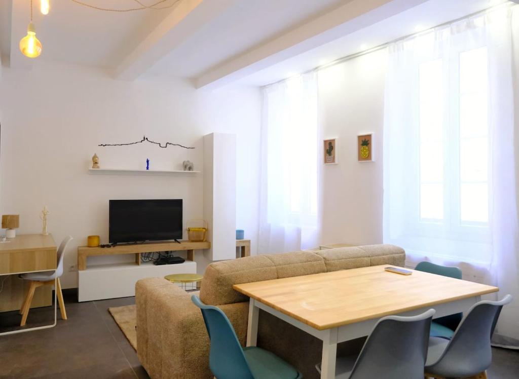 un salon avec un canapé et une table dans l'établissement La Cachette du Panier à Marseille, à Marseille