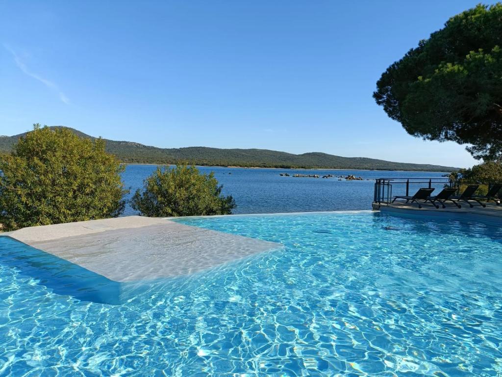 Bazén v ubytování Appt neuf 2-4 pers avec loggia - Piscine chauffée - Bord de mer - Corse du Sud- Bonifacio nebo v jeho okolí
