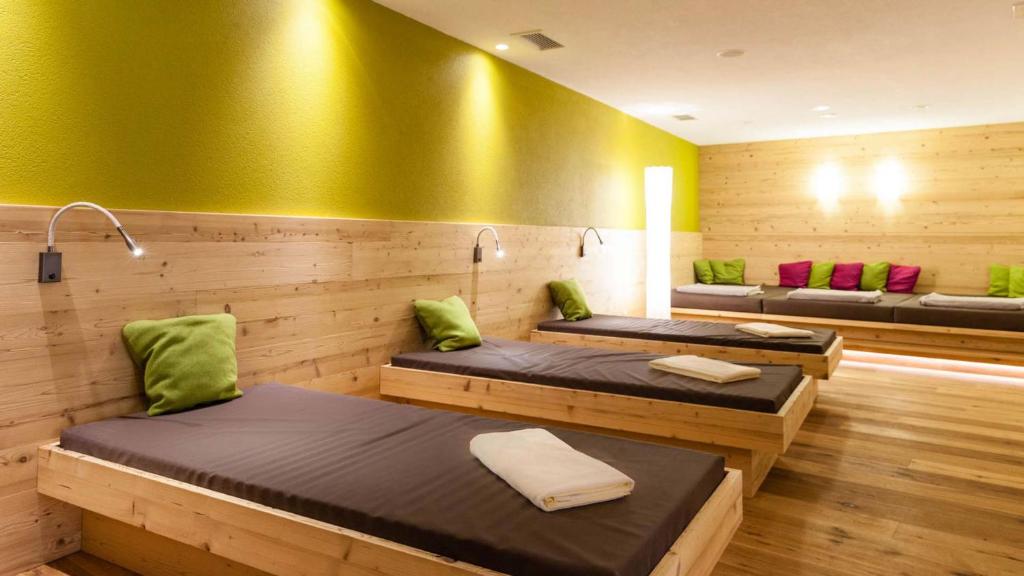 Postel nebo postele na pokoji v ubytování La Casies Mountain Hotel
