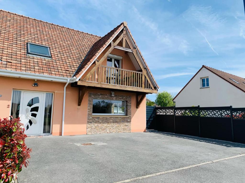 a house with a deck and a driveway at Résidence Les beaux jours in Neufchâtel-Hardelot