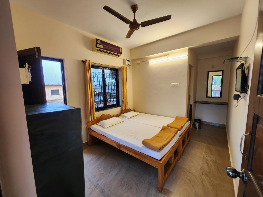 Postel nebo postele na pokoji v ubytování Sai Sharad Guest House