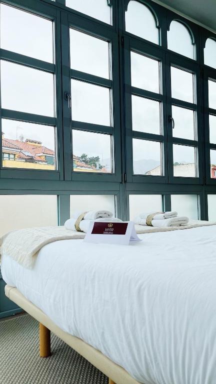 Postel nebo postele na pokoji v ubytování Llanes Suites