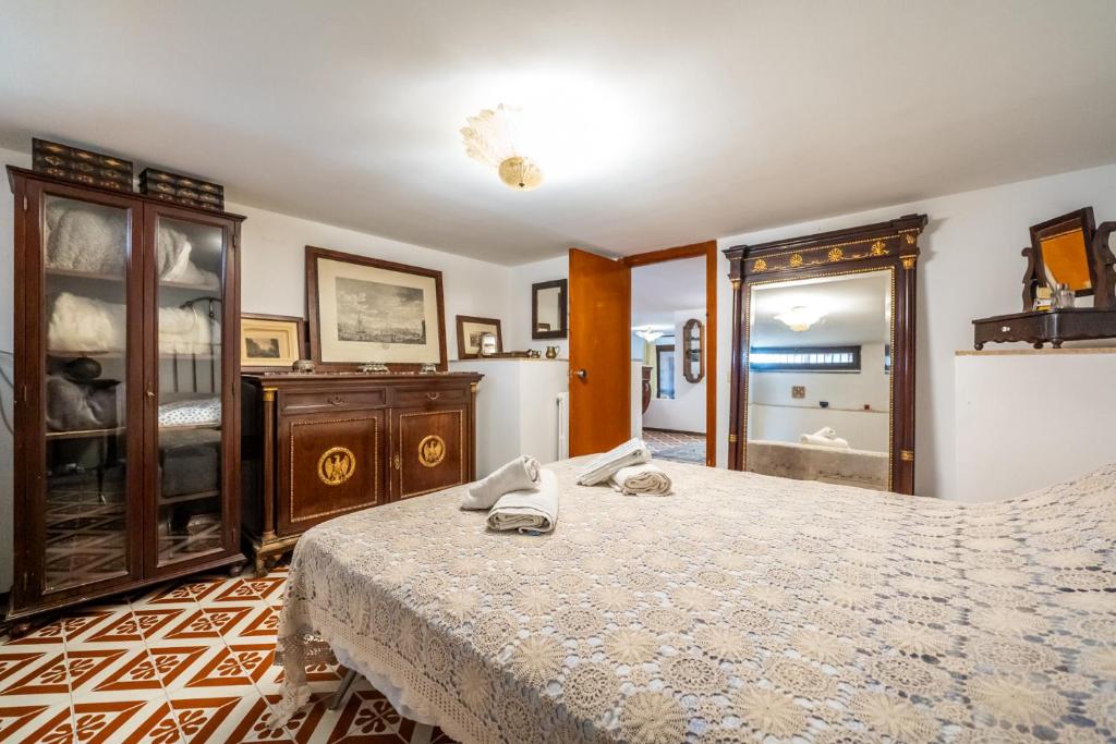una camera da letto con un letto grande e un comò di A pochi passi dal mare a Mondello