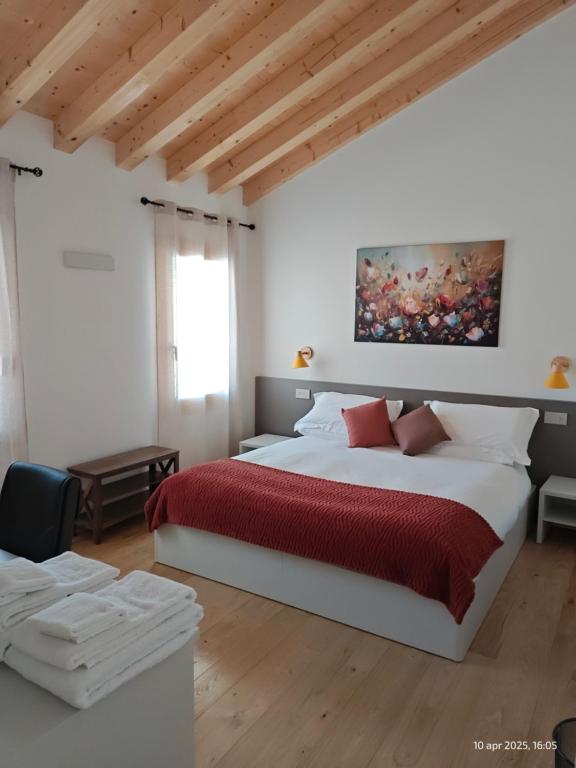 una camera da letto con un letto grande con una coperta rossa di Dalla Afra Agrialloggi a Guia