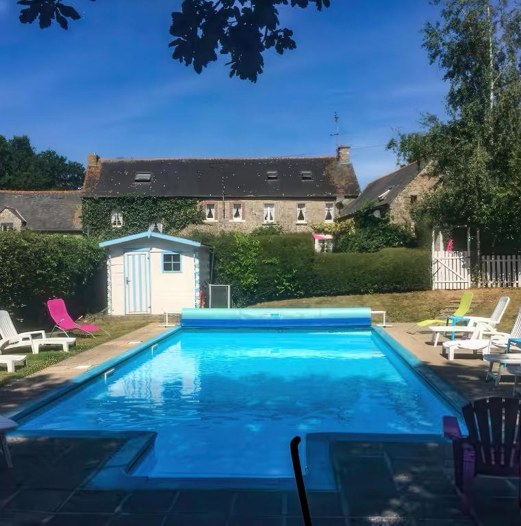 une piscine dans l'arrière-cour d'une maison dans l'établissement Countryside Retreat in Brittany 2 Bedrooms Sleeps 4 Pet Friendly Heated Swimming Pool Free Wifi, à Plouguenast Langast