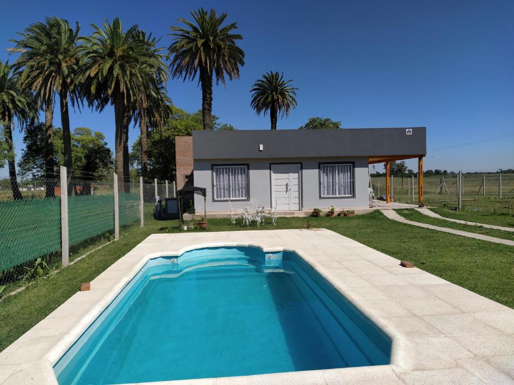 una casa con piscina di fronte a una casa di La Guarida a Pergamino