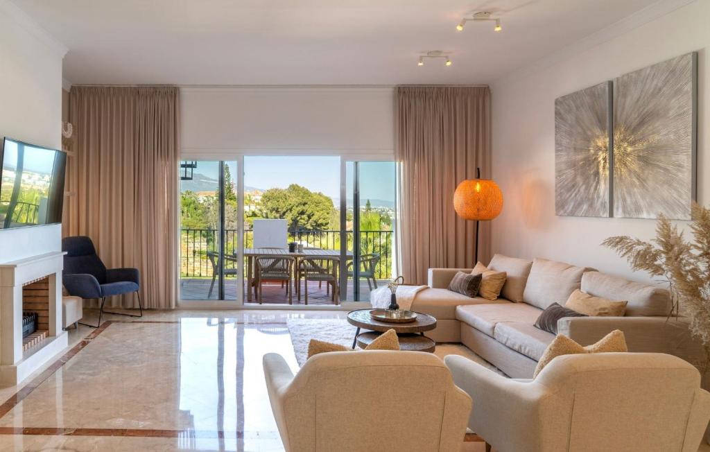 Serene hideaway, luxurious 2-bedroom penthouse apartment in the exclusive Paraíso Pueblo