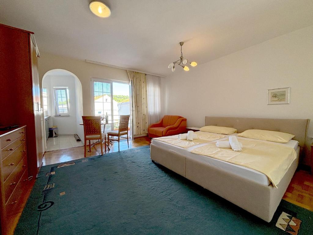 Un dormitorio con una cama y una sala de estar. en Stella Maris, en Kukljica