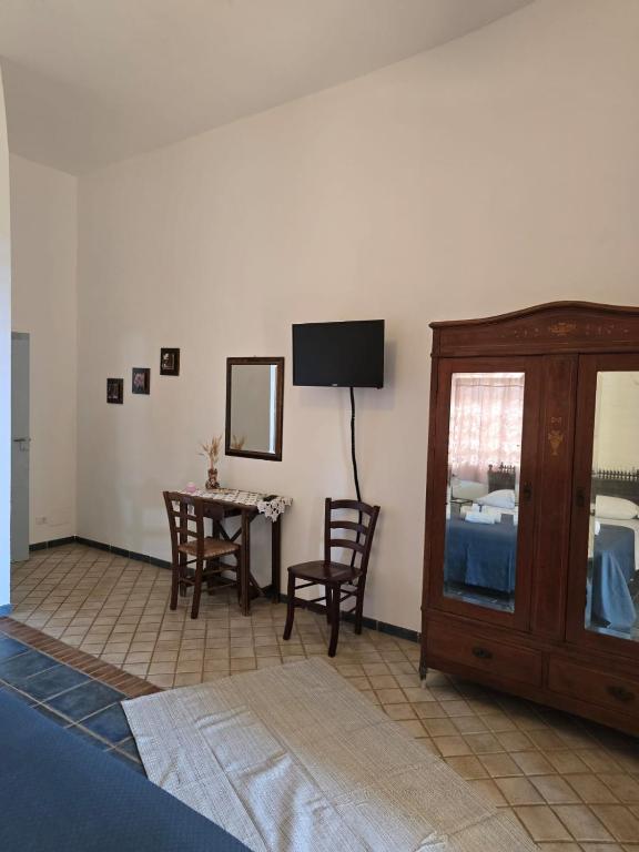 Televízia a/alebo spoločenská miestnosť v ubytovaní B&B Casa Cavarra