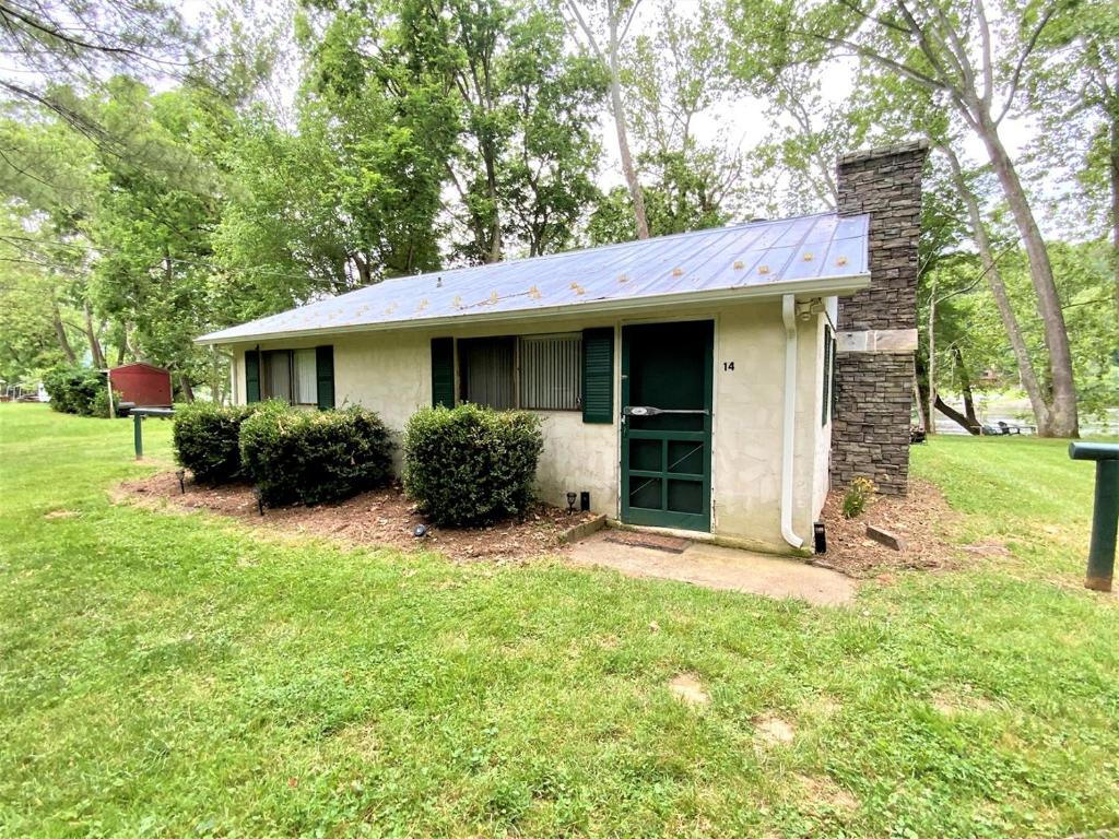 Κήπος έξω από το Barney's Retreat- Rustic cabin on the river!