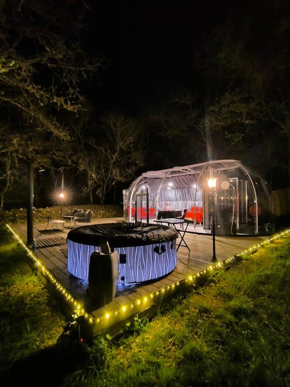 - une table éclairée dans un parc la nuit dans l'établissement Bulle Love Passion & Spa, à Escamps