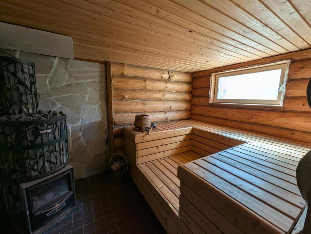 Una cama o camas en una habitación de Tilava huone rannan lähellä