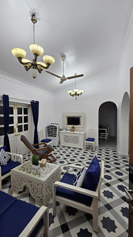 Posezení v ubytování Stylish Poolside 2BHK Near Candolim to Eat, Chill, Party Nearby