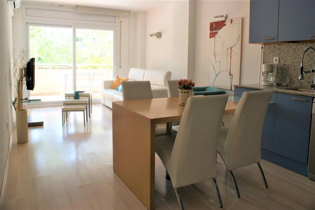 A kitchen or kitchenette at Precioso apartamento para 6 personas AV-74