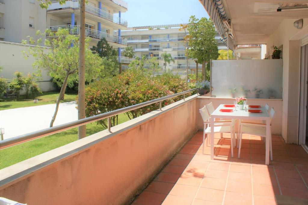 A balcony or terrace at Precioso apartamento para 6 personas AV-74