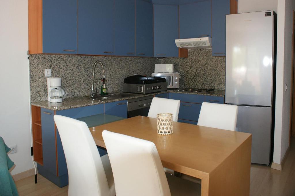 A kitchen or kitchenette at Precioso apartamento para 6 personas AV-74