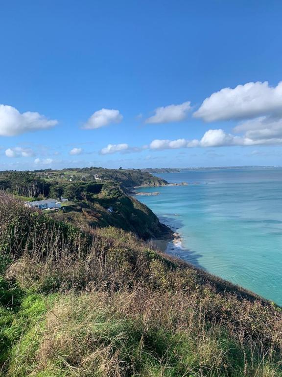 - une vue sur l'océan depuis une colline dans l'établissement Entre terre & Mer, à Saint-Brieuc