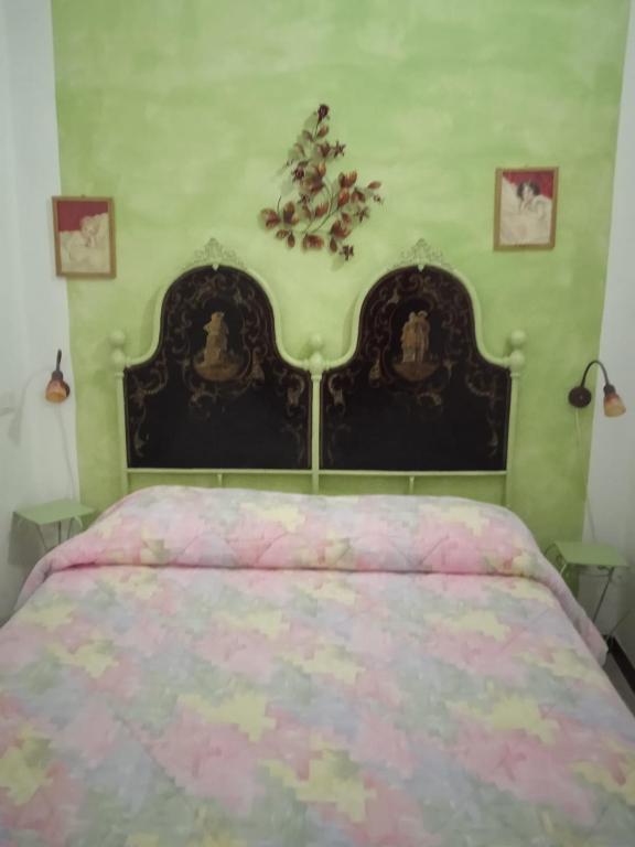 Postel nebo postele na pokoji v ubytování Casa Danero "U dabassu" - Centro storico di Carloforte