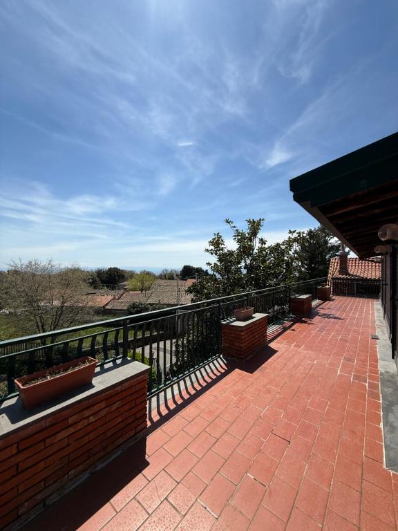 un patio in mattoni con panchine e una recinzione di Otium54 apartment a Ragalna